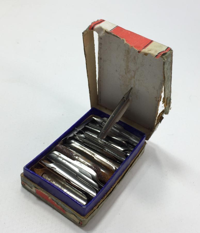 OSMANLI DÖNEMİ KUTUSUNDA ÜZERLERİ OSMANLICA YAZILI DİVİT UÇLARI