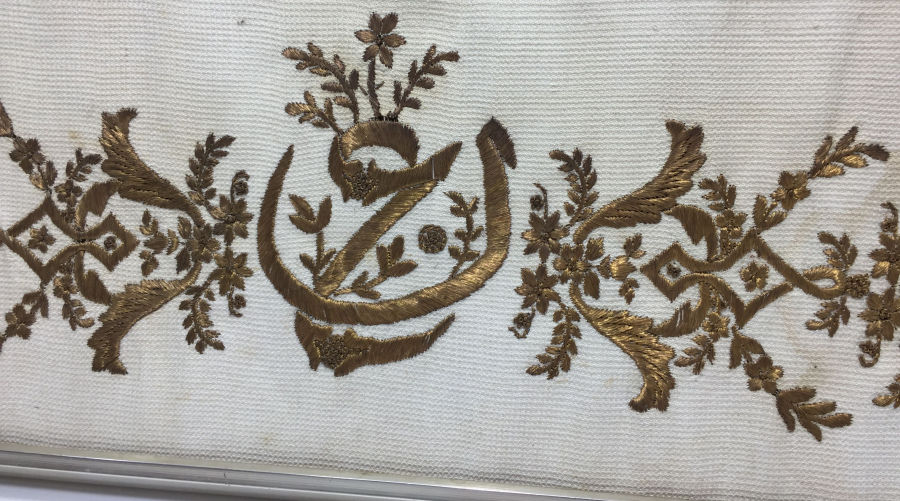 OSMANLI DÖNEMİ YAPANIN ADININ YAZILI OLDUĞU SIRMA İŞÇİLİKLİ PANO