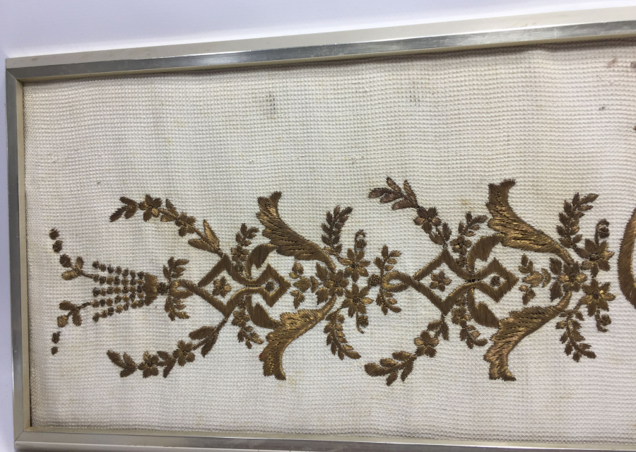 OSMANLI DÖNEMİ YAPANIN ADININ YAZILI OLDUĞU SIRMA İŞÇİLİKLİ PANO