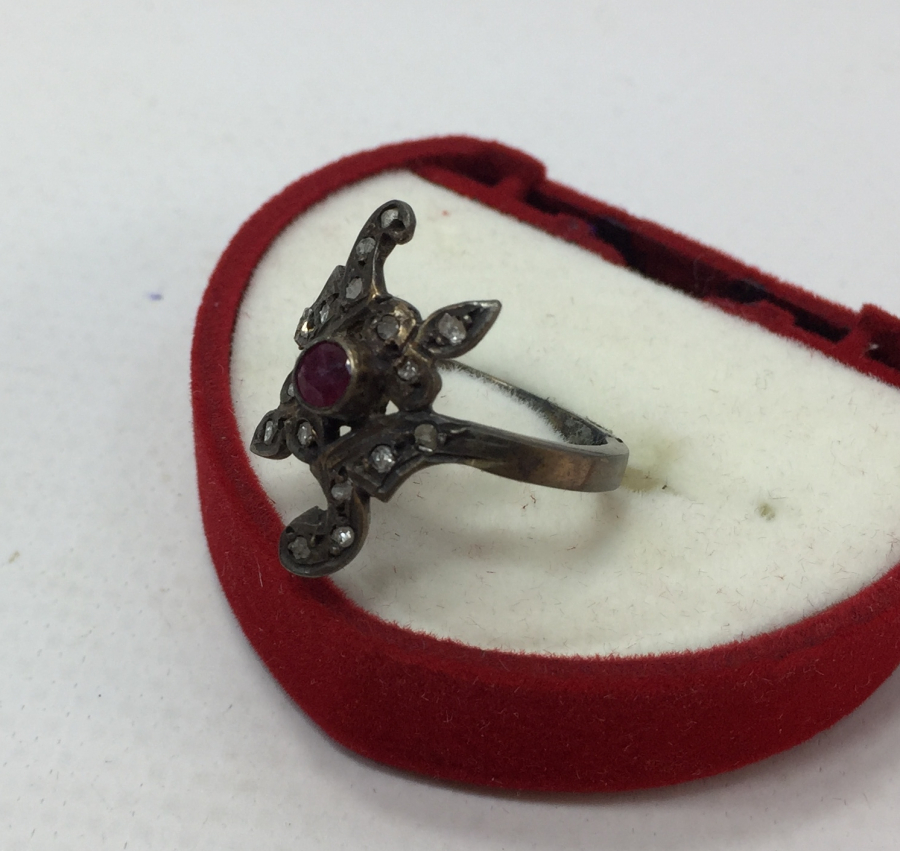 ÜZERİ ELMAS VE YAKUT TAŞLARLA SÜSLENMİŞ YÜZÜK