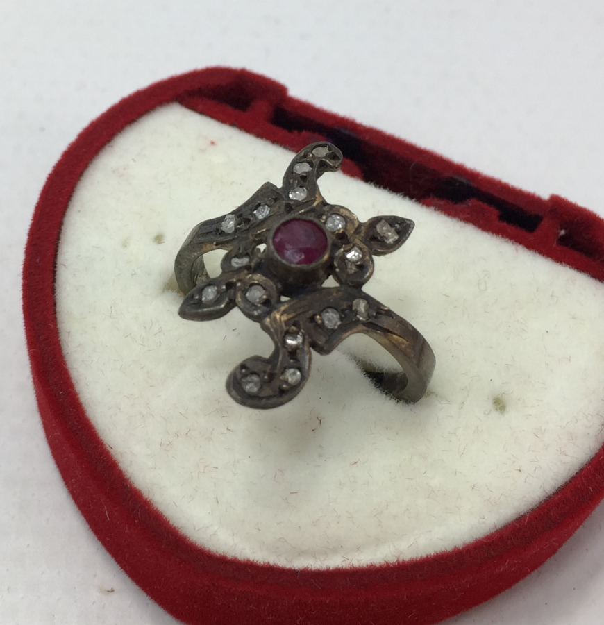 ÜZERİ ELMAS VE YAKUT TAŞLARLA SÜSLENMİŞ YÜZÜK