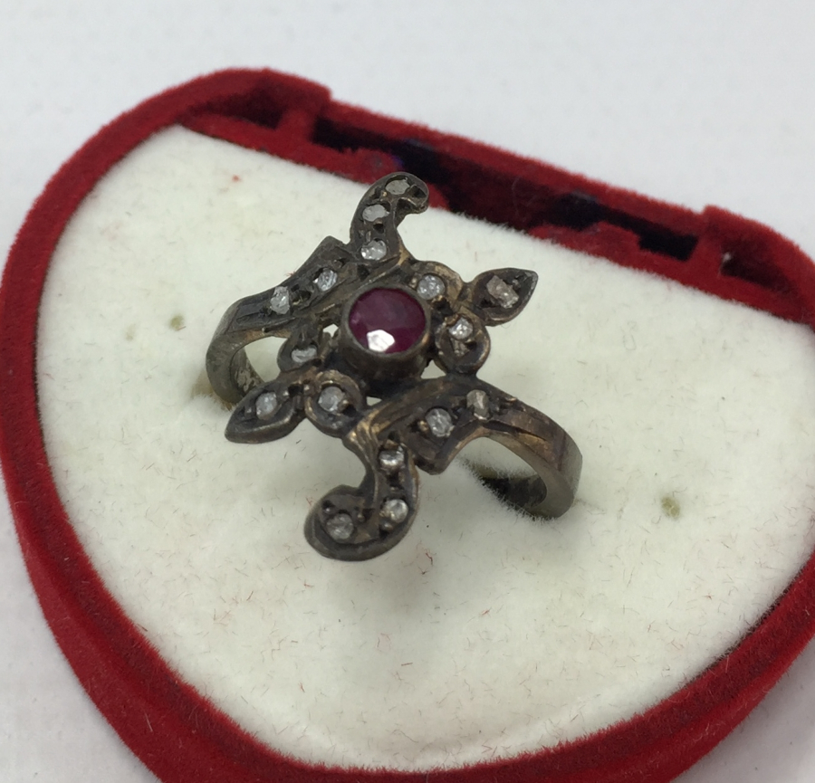 ÜZERİ ELMAS VE YAKUT TAŞLARLA SÜSLENMİŞ YÜZÜK