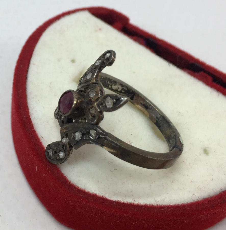 ÜZERİ ELMAS VE YAKUT TAŞLARLA SÜSLENMİŞ YÜZÜK