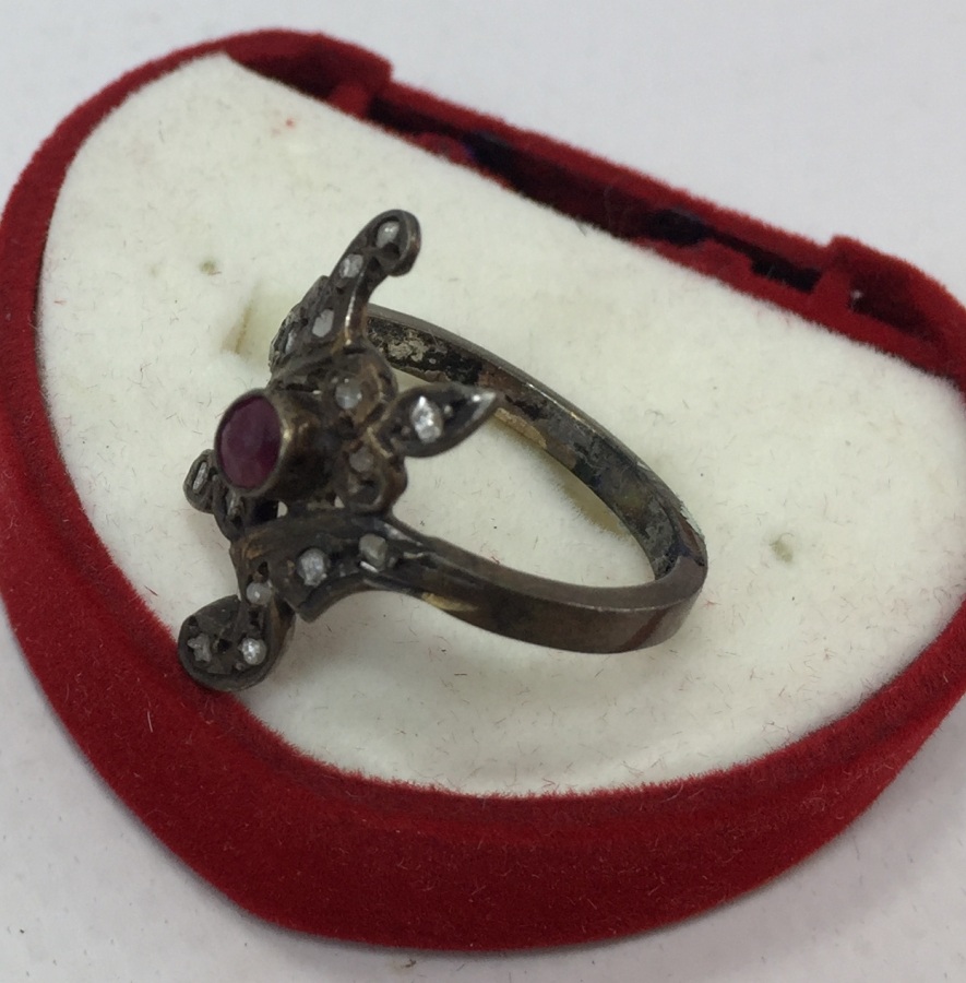 ÜZERİ ELMAS VE YAKUT TAŞLARLA SÜSLENMİŞ YÜZÜK