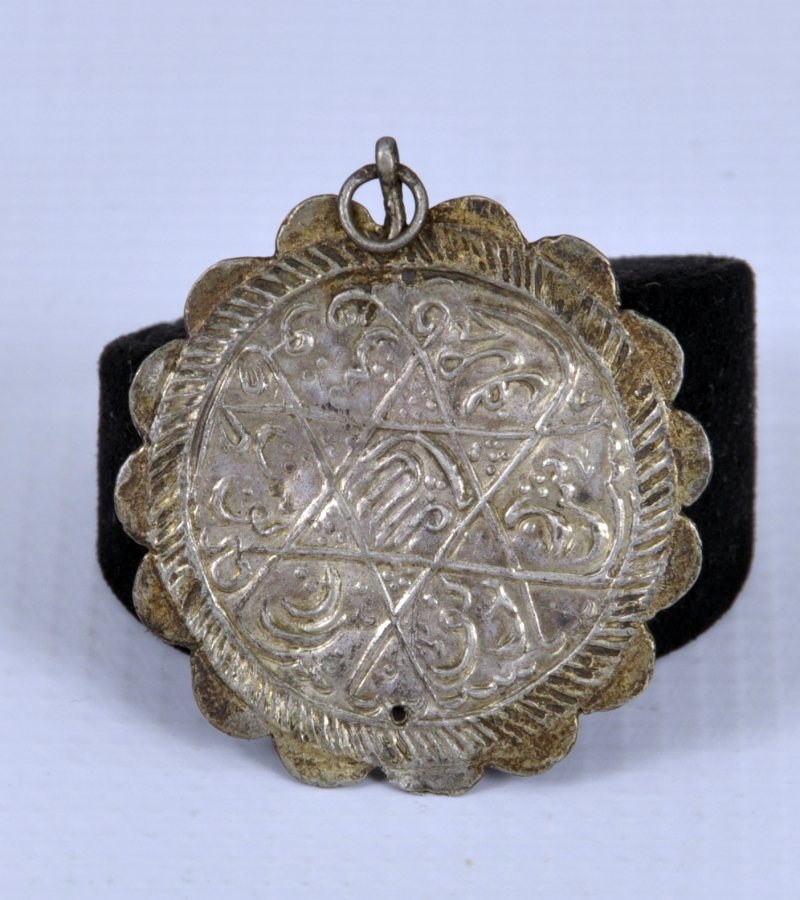 ÜZERİNDE YEDİ UYURLARIN ADLARININ YAZILI OLDUĞU NADİR TILSIM KOLYE