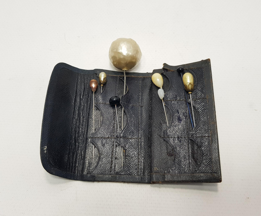 DERİ KILIFINDA SEDEF BAŞLI SEKİZ ADET BAYAN SAÇ İĞNESİ 