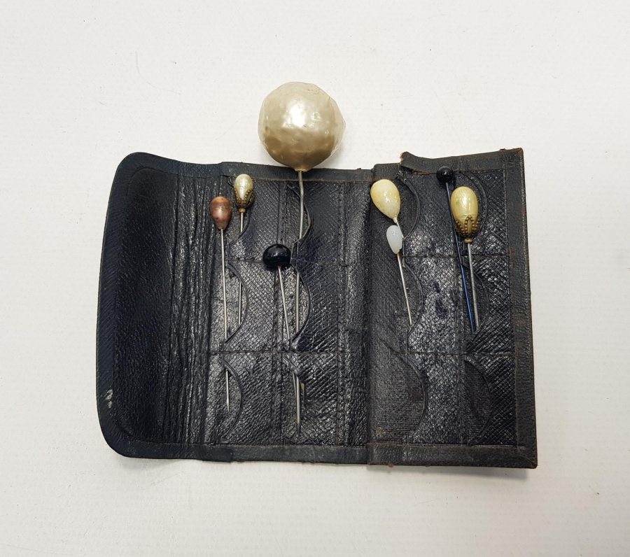 DERİ KILIFINDA SEDEF BAŞLI SEKİZ ADET BAYAN SAÇ İĞNESİ 