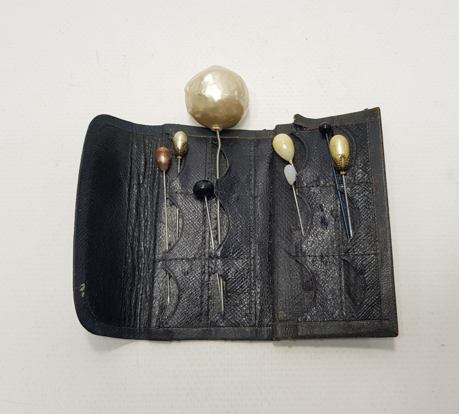 DERİ KILIFINDA SEDEF BAŞLI SEKİZ ADET BAYAN SAÇ İĞNESİ 