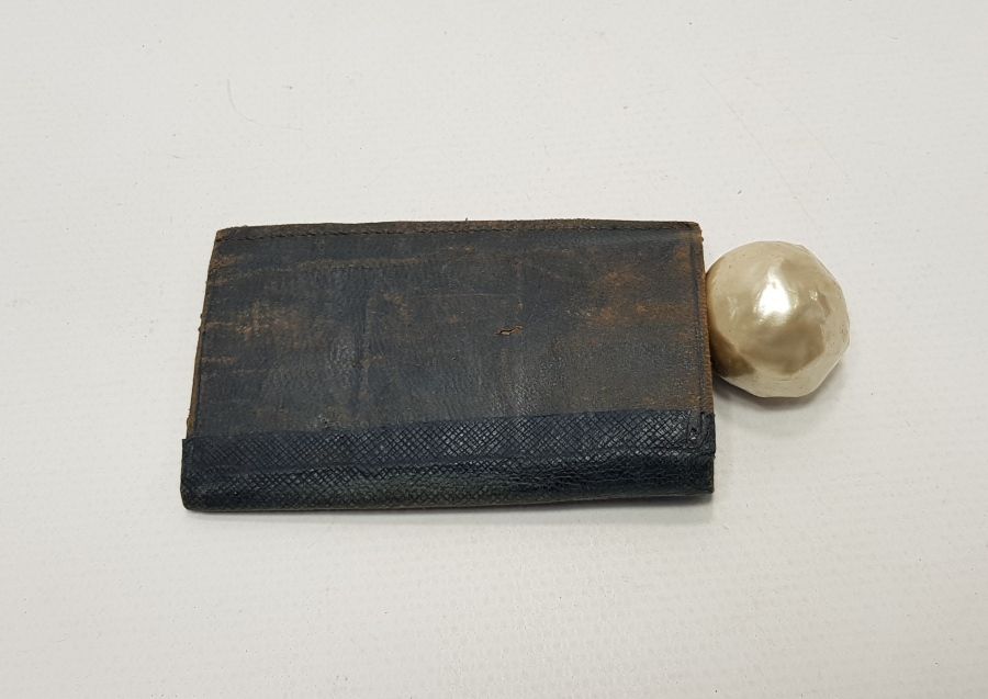 DERİ KILIFINDA SEDEF BAŞLI SEKİZ ADET BAYAN SAÇ İĞNESİ 