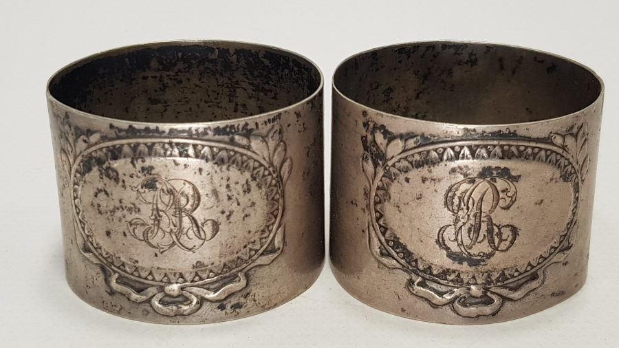 İNİSİYALLİ BİR ÇİFT GÜMÜŞ PEÇETELİK 