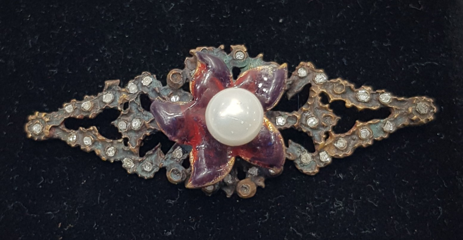 ORTASINDA İNCİ BULUNAN ELMAS TAŞLARLA BEZELİ BROŞ 