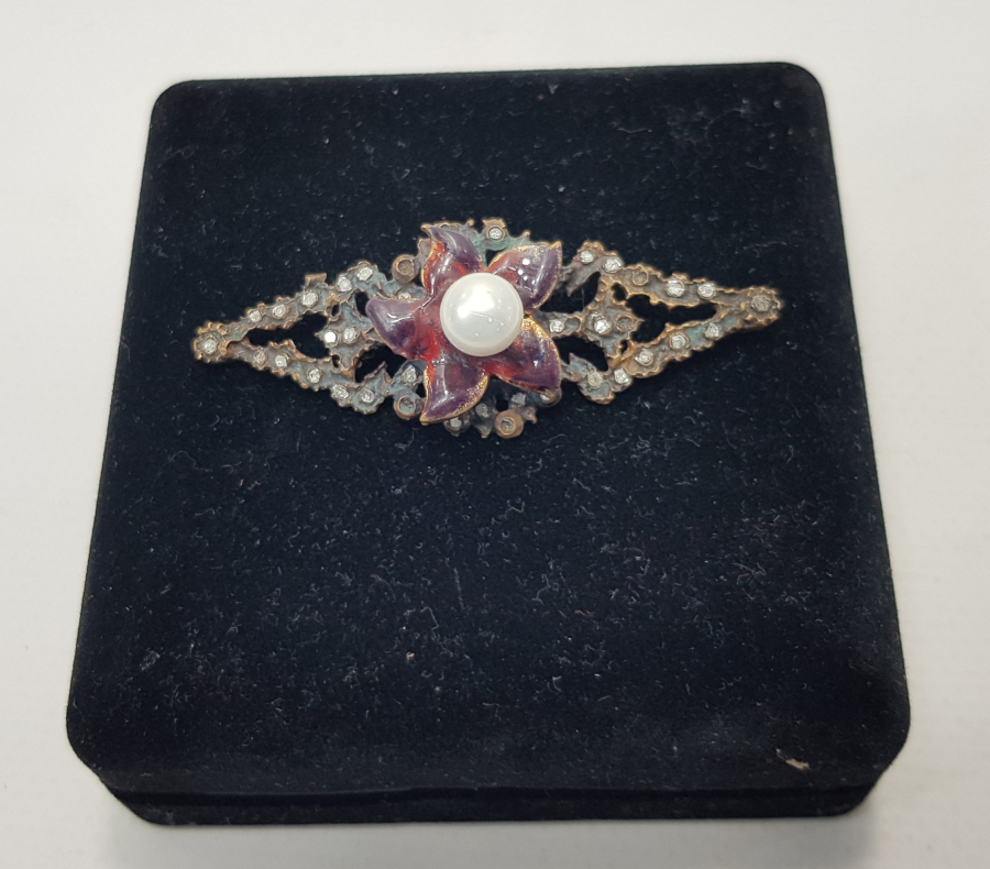 ORTASINDA İNCİ BULUNAN ELMAS TAŞLARLA BEZELİ BROŞ 