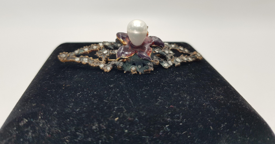 ORTASINDA İNCİ BULUNAN ELMAS TAŞLARLA BEZELİ BROŞ 