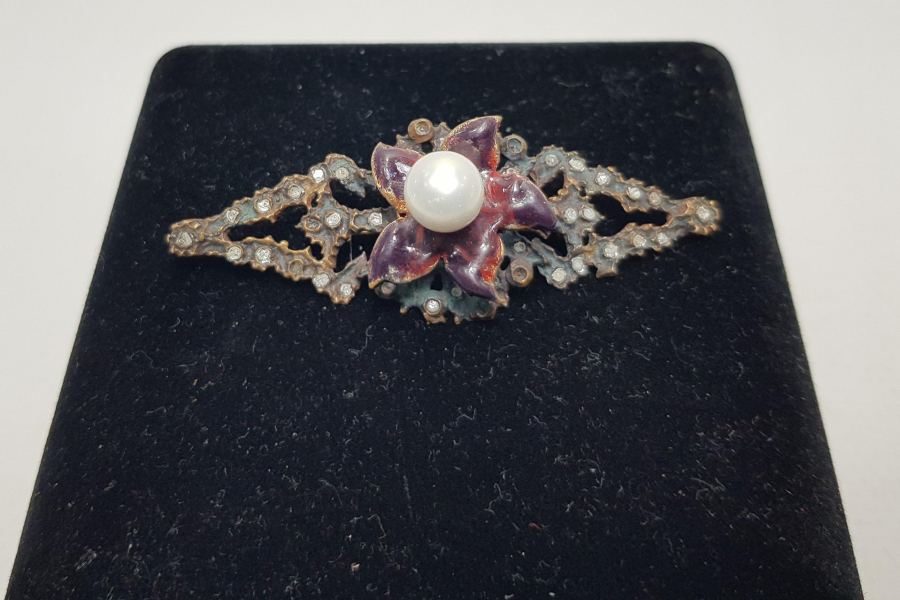 ORTASINDA İNCİ BULUNAN ELMAS TAŞLARLA BEZELİ BROŞ 