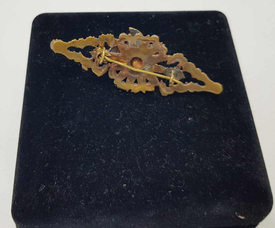 ORTASINDA İNCİ BULUNAN ELMAS TAŞLARLA BEZELİ BROŞ 