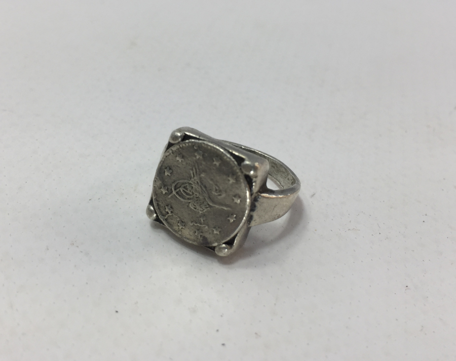 ÜZERİNDE GÜMÜŞ OSMANLI PARASI BULUNAN GÜMÜŞ YÜZÜK