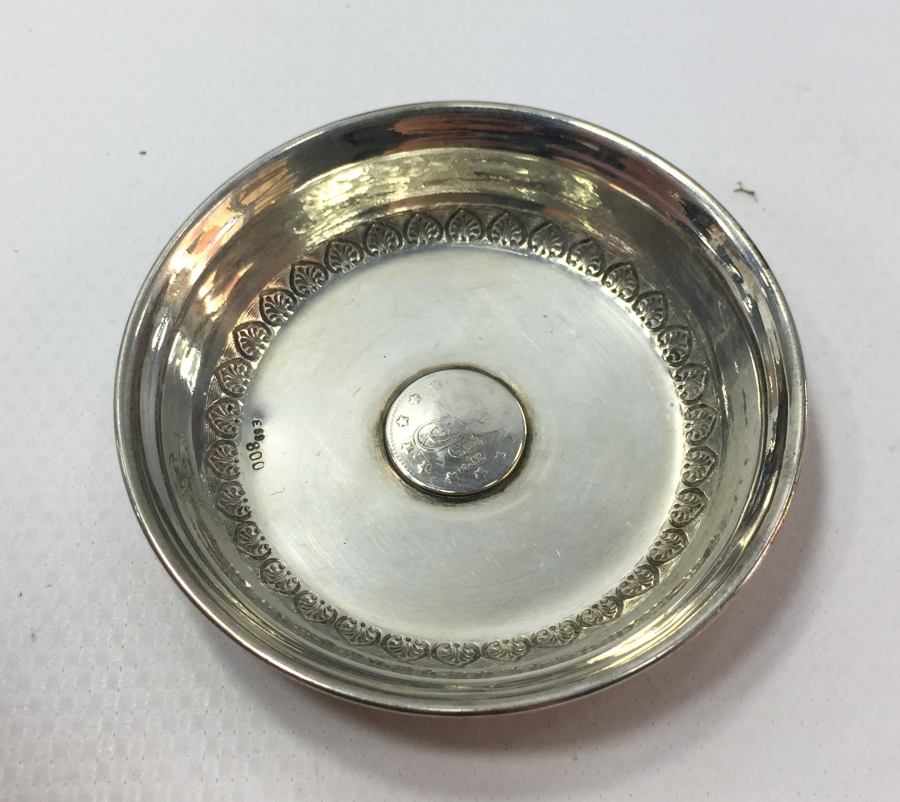 ÜZERİNDE GÜMÜŞ OSMANLI PARASI BULUNAN KINA TASI