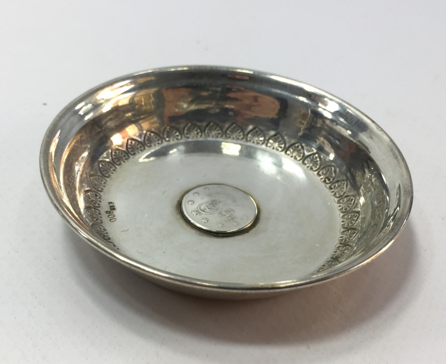 ÜZERİNDE GÜMÜŞ OSMANLI PARASI BULUNAN KINA TASI