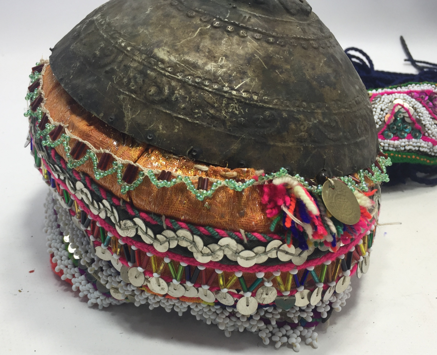 OSMANLI DÖNEMİ TAHTACI İŞİ ŞAMAN KÜLTÜRÜ GELİN FESİ ÜZERİNDE MAVZER MERMİSİ MEVCUT