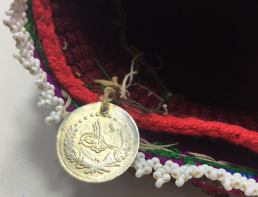 OSMANLI DÖNEMİ TAHTACI İŞİ ŞAMAN KÜLTÜRÜ GELİN FESİ ÜZERİNDE MAVZER MERMİSİ MEVCUT