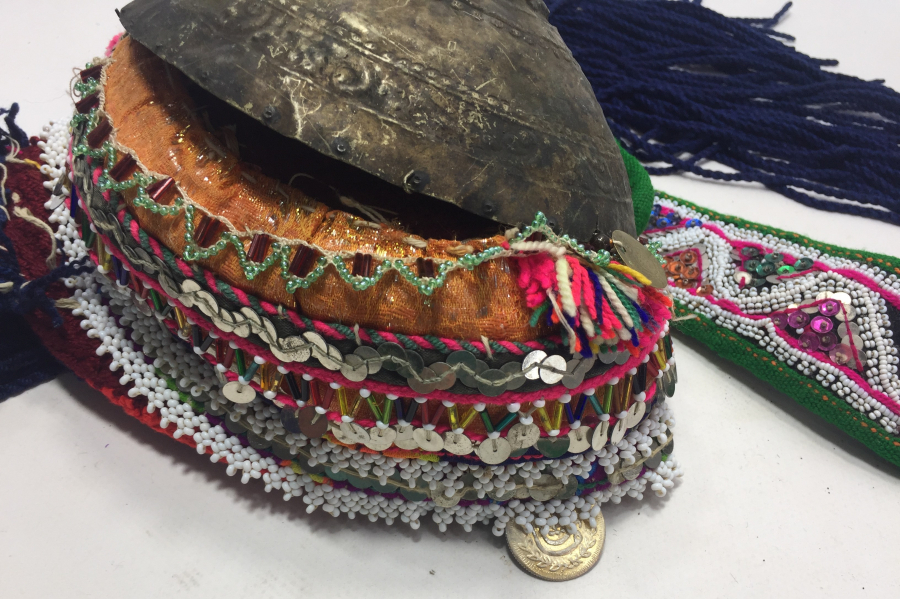 OSMANLI DÖNEMİ TAHTACI İŞİ ŞAMAN KÜLTÜRÜ GELİN FESİ ÜZERİNDE MAVZER MERMİSİ MEVCUT