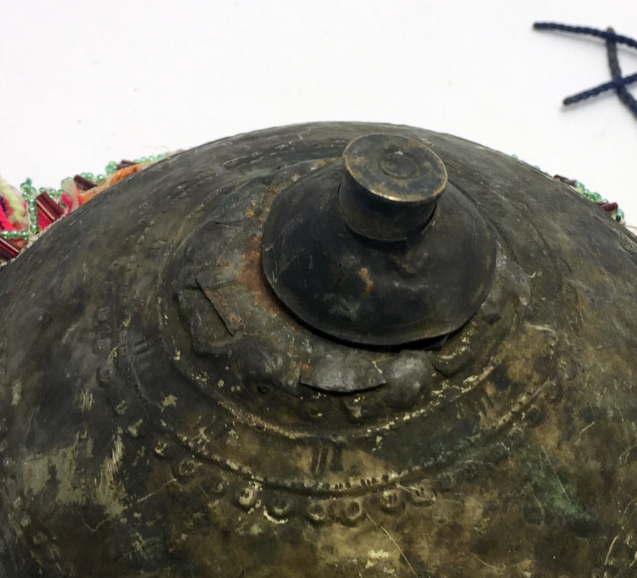 OSMANLI DÖNEMİ TAHTACI İŞİ ŞAMAN KÜLTÜRÜ GELİN FESİ ÜZERİNDE MAVZER MERMİSİ MEVCUT