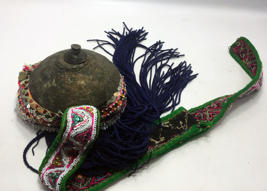 OSMANLI DÖNEMİ TAHTACI İŞİ ŞAMAN KÜLTÜRÜ GELİN FESİ ÜZERİNDE MAVZER MERMİSİ MEVCUT