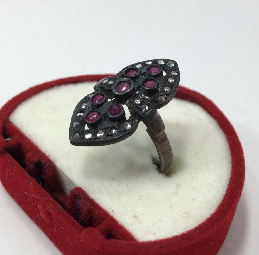 ÜZERİ ELMAS TAŞLARLA SÜSLÜ ANTİKA YÜZÜK