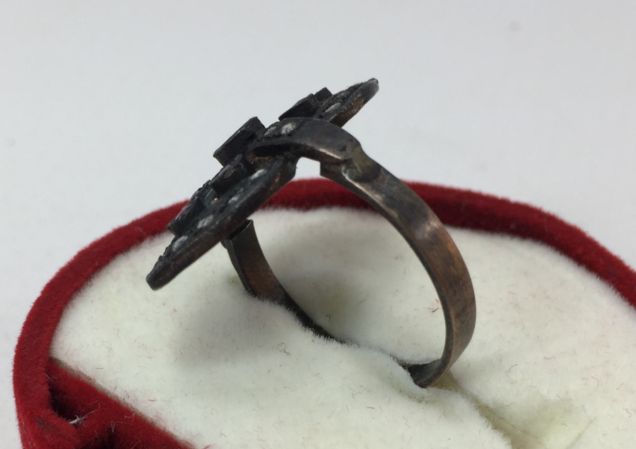 ÜZERİ ELMAS TAŞLARLA SÜSLÜ ANTİKA YÜZÜK