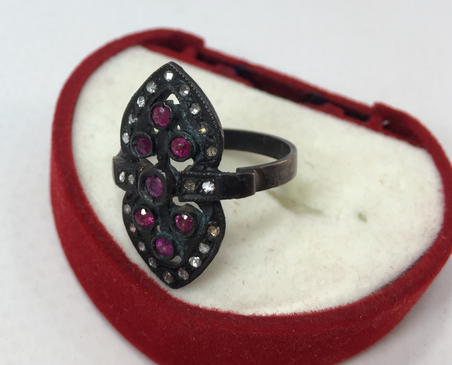 ÜZERİ ELMAS TAŞLARLA SÜSLÜ ANTİKA YÜZÜK