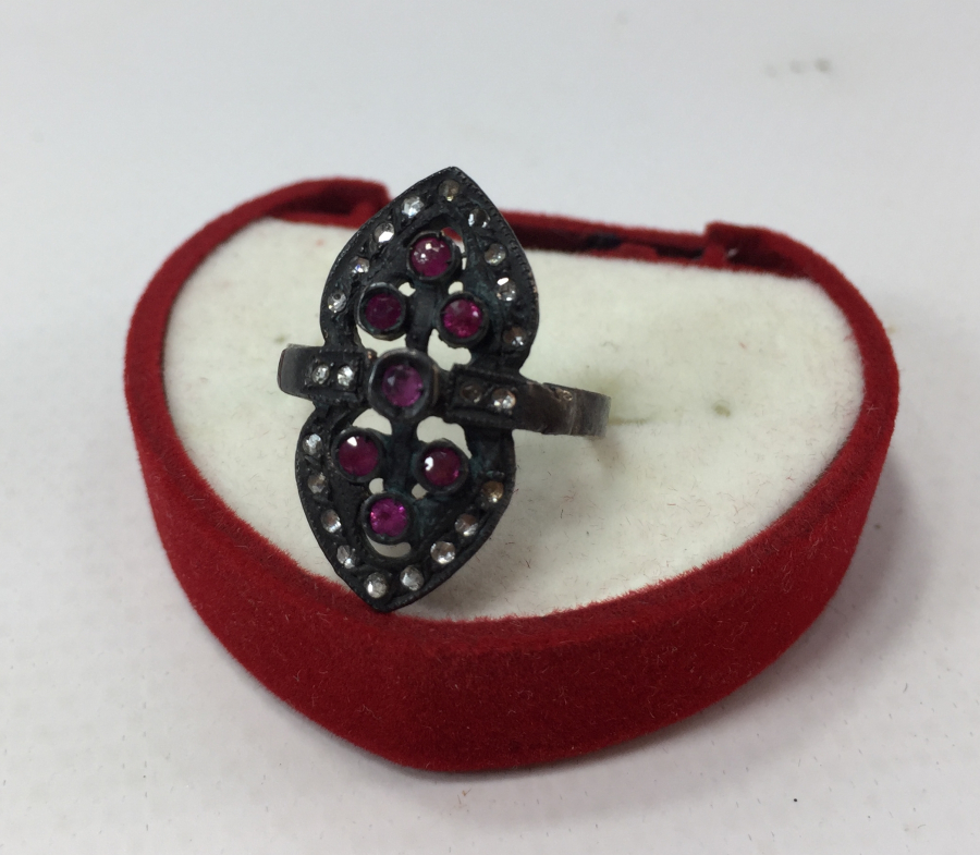 ÜZERİ ELMAS TAŞLARLA SÜSLÜ ANTİKA YÜZÜK