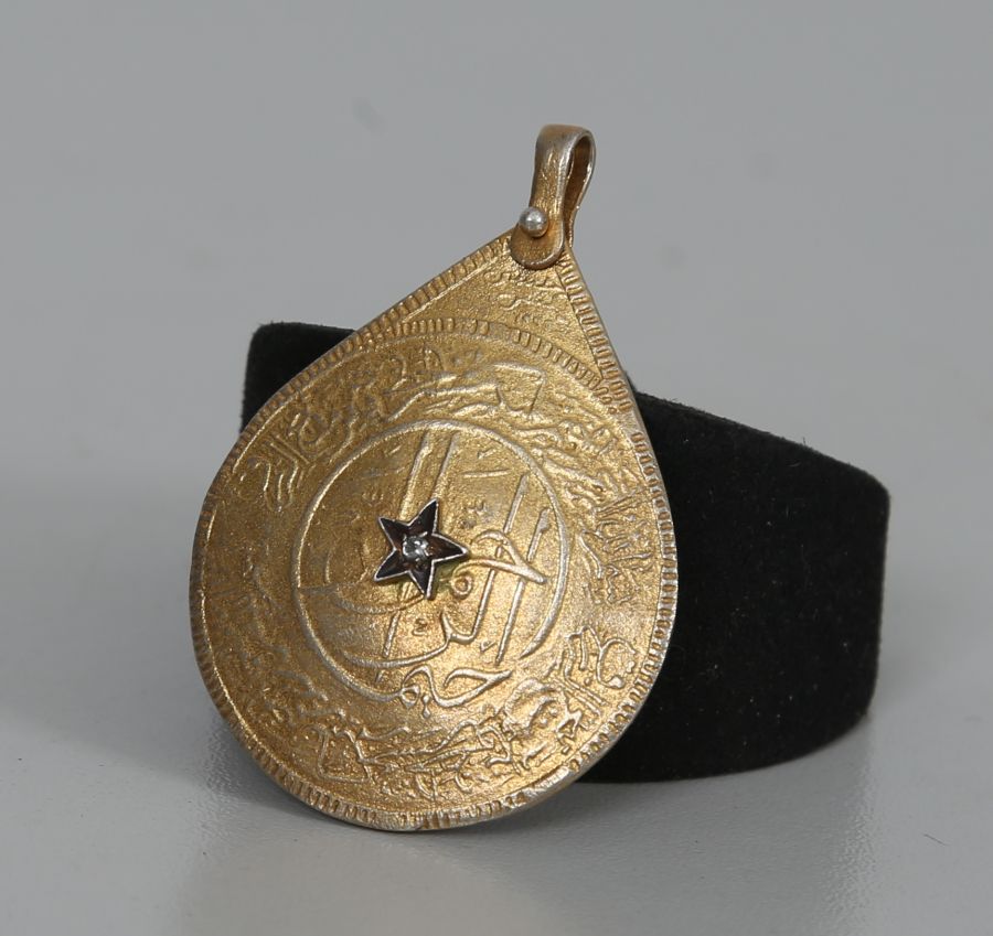 ÜZERİNDE AYET EL KÜRSİ YAZILI MİNELİ ALTIN KAPLAMA GÜMÜŞ ARMUDİ KOLYE