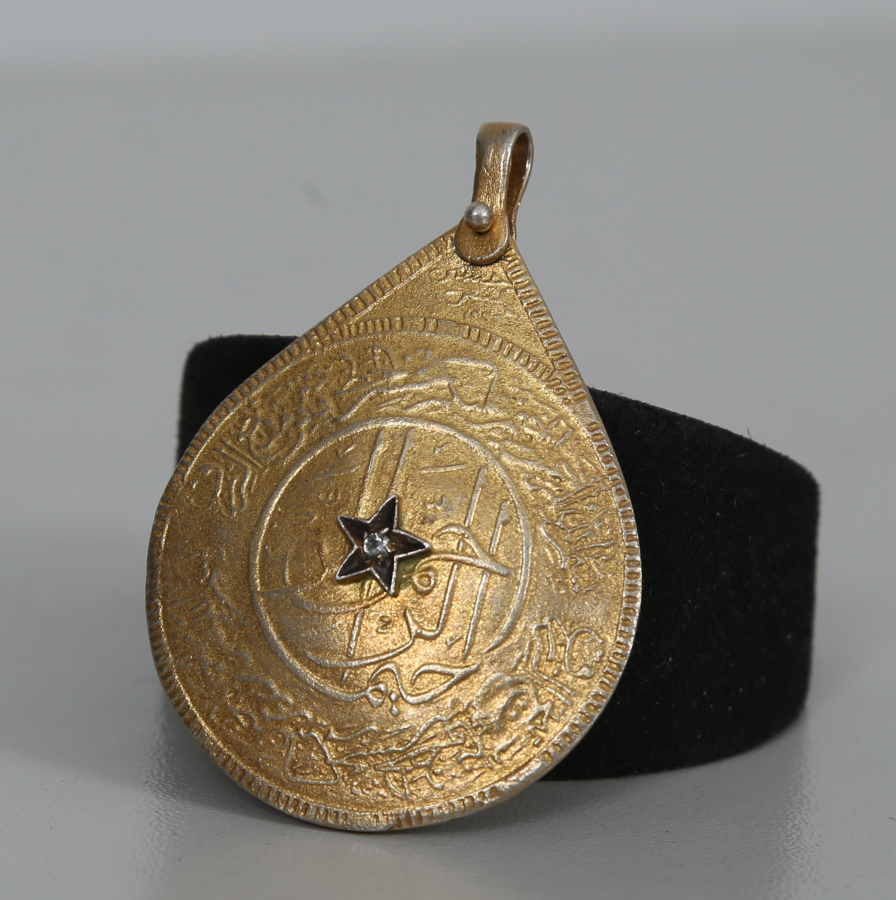 ÜZERİNDE AYET EL KÜRSİ YAZILI MİNELİ ALTIN KAPLAMA GÜMÜŞ ARMUDİ KOLYE