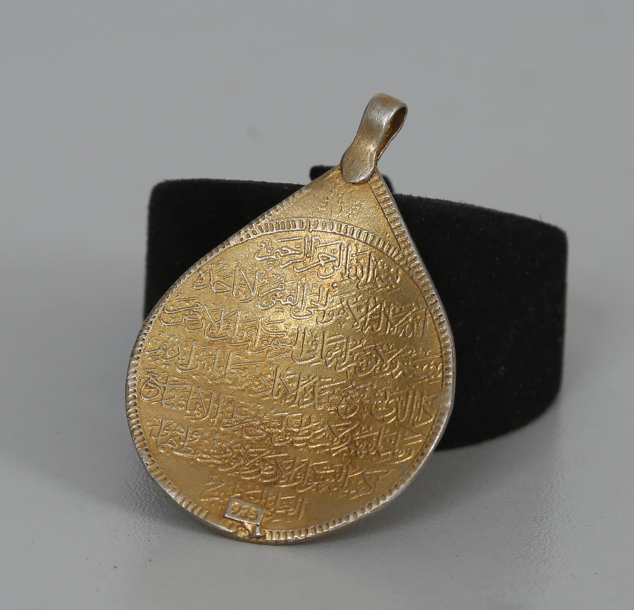 ÜZERİNDE AYET EL KÜRSİ YAZILI MİNELİ ALTIN KAPLAMA GÜMÜŞ ARMUDİ KOLYE