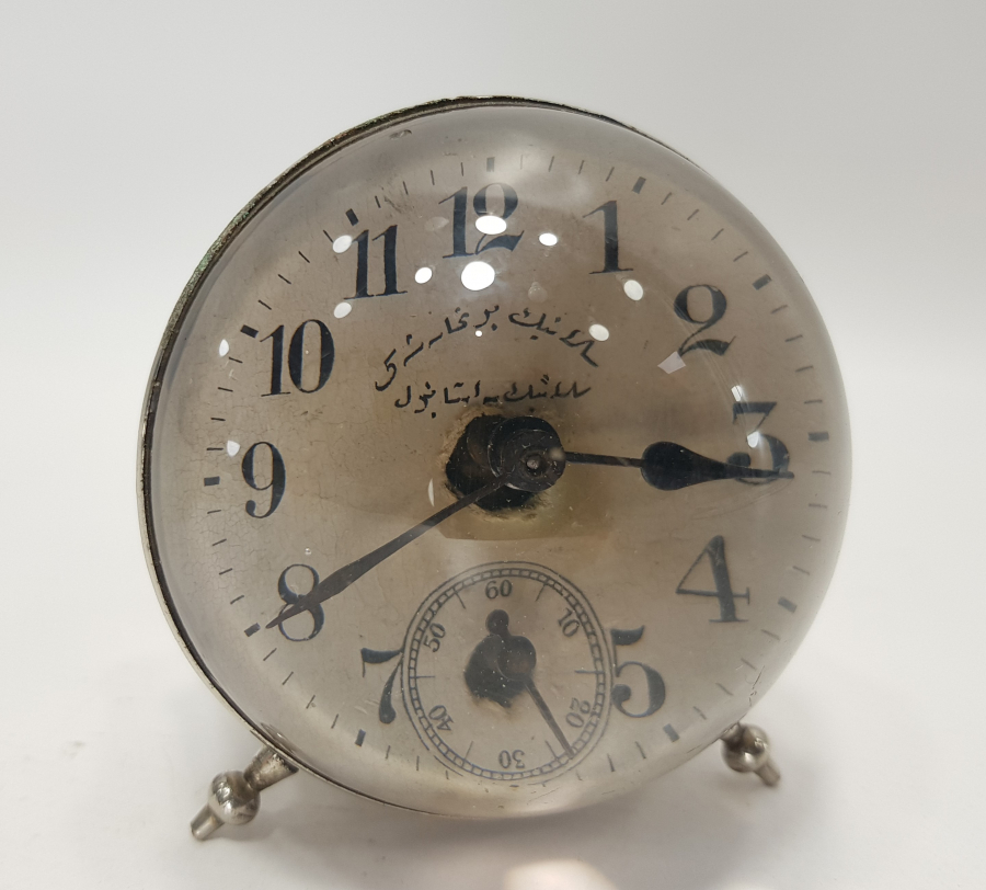 OSMANLICA YAZILI BÜYÜTEÇLİ MASA SAATİ 