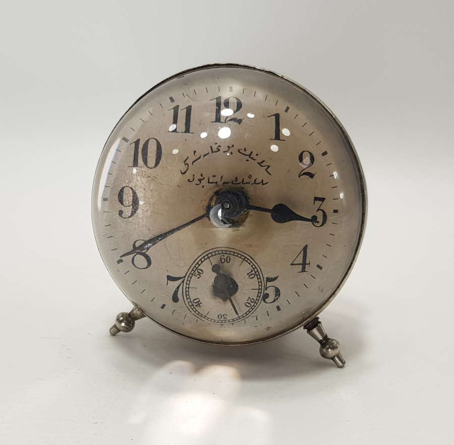 OSMANLICA YAZILI BÜYÜTEÇLİ MASA SAATİ 