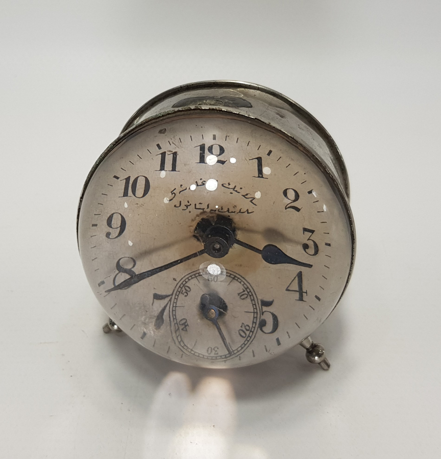 OSMANLICA YAZILI BÜYÜTEÇLİ MASA SAATİ 