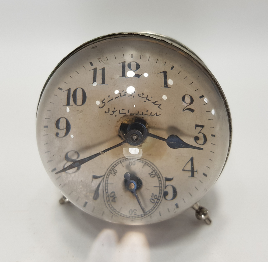 OSMANLICA YAZILI BÜYÜTEÇLİ MASA SAATİ 