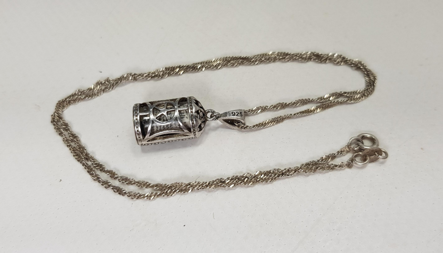 ÜZERİNDE ALLAH, İÇİNDE AYETLER YAZILI GÜMÜŞ KOLYE 