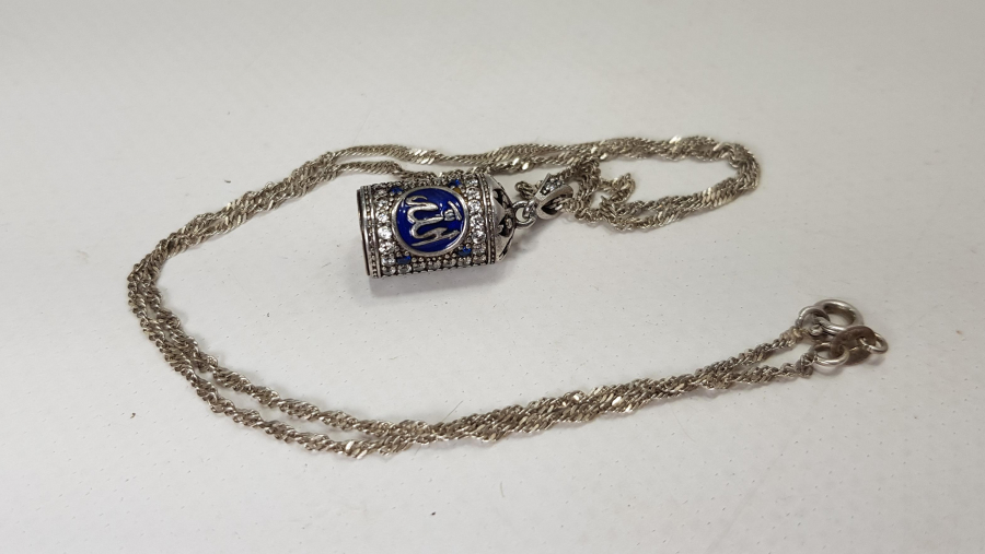 ÜZERİNDE ALLAH, İÇİNDE AYETLER YAZILI GÜMÜŞ KOLYE 