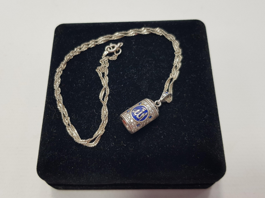 ÜZERİNDE ALLAH, İÇİNDE AYETLER YAZILI GÜMÜŞ KOLYE 