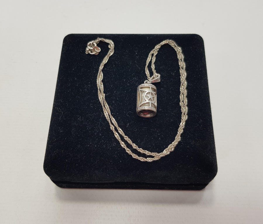 ÜZERİNDE ALLAH, İÇİNDE AYETLER YAZILI GÜMÜŞ KOLYE 