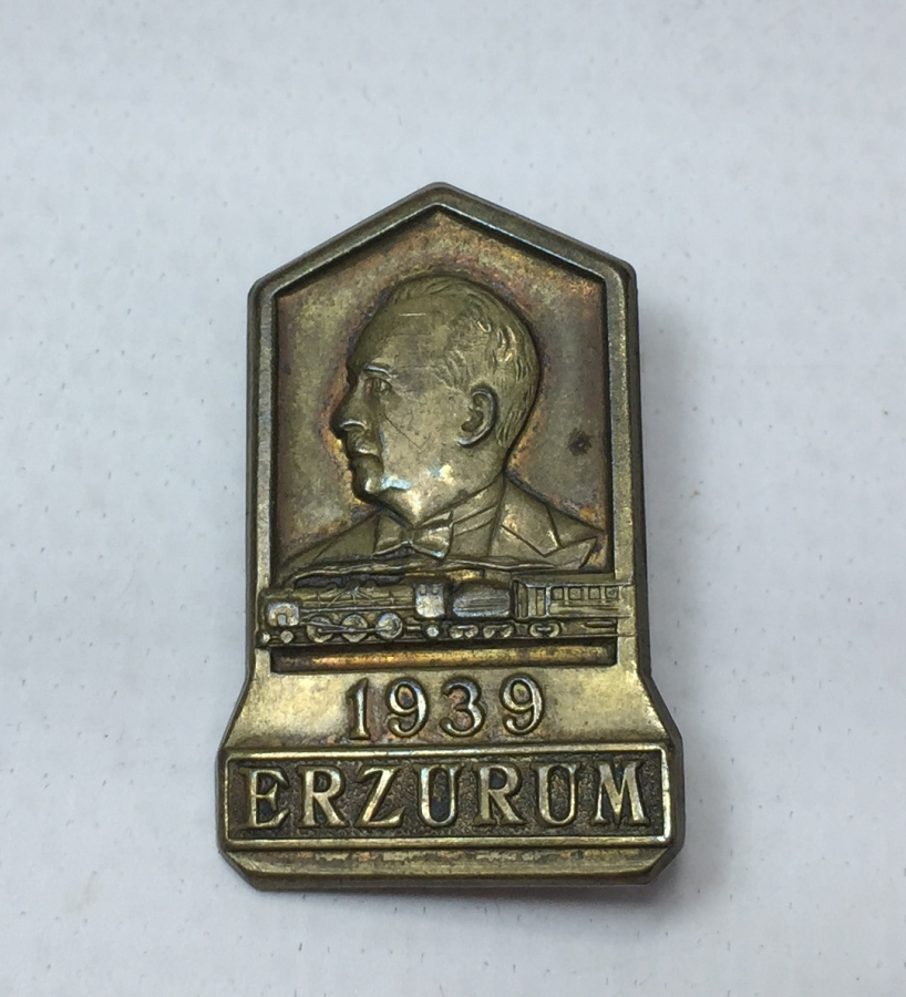 1939 YILI ERZURUM DEMİRYOLU HATTI AÇILIŞI ANISINA VERİLMİŞ İNÖNÜ RESİMLİ ROZET