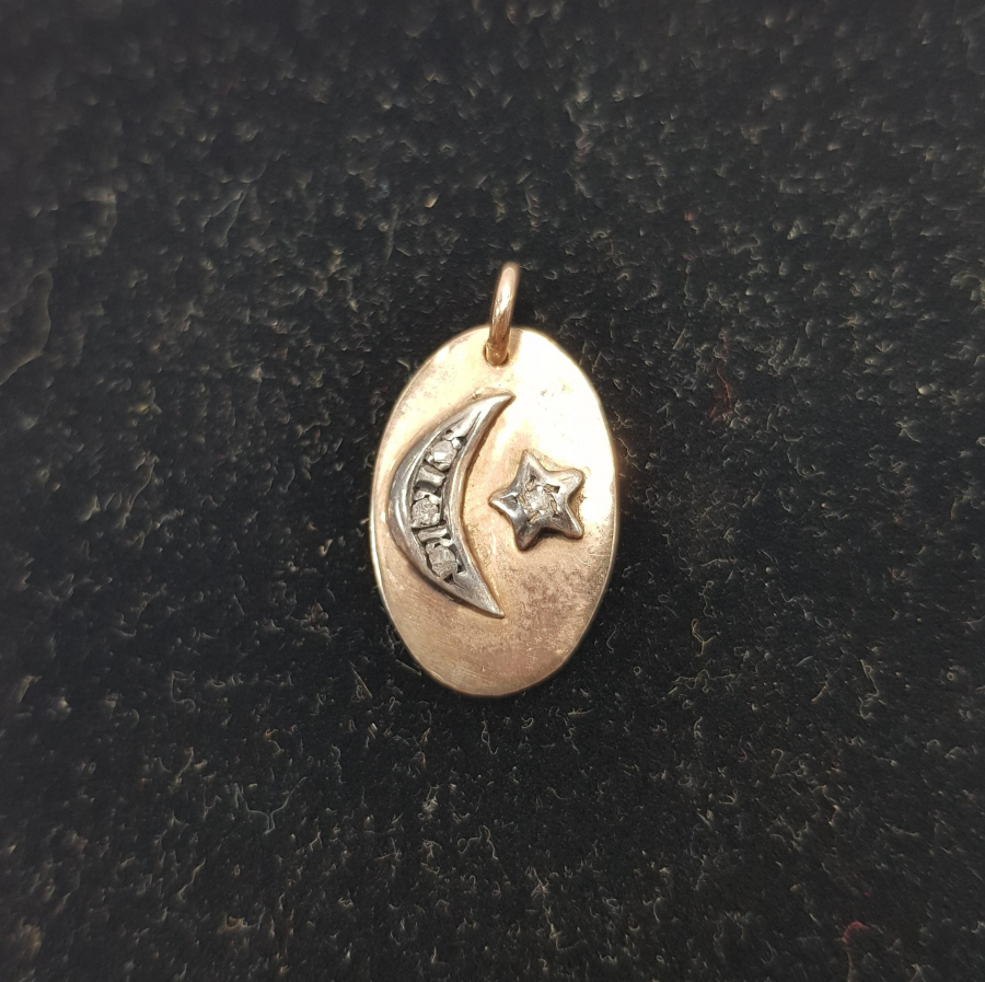 ELMAS TAŞLARLA SÜSLÜ AY YILDIZ BAYRAK MOTİFLİ ALTIN KOLYE UCU 