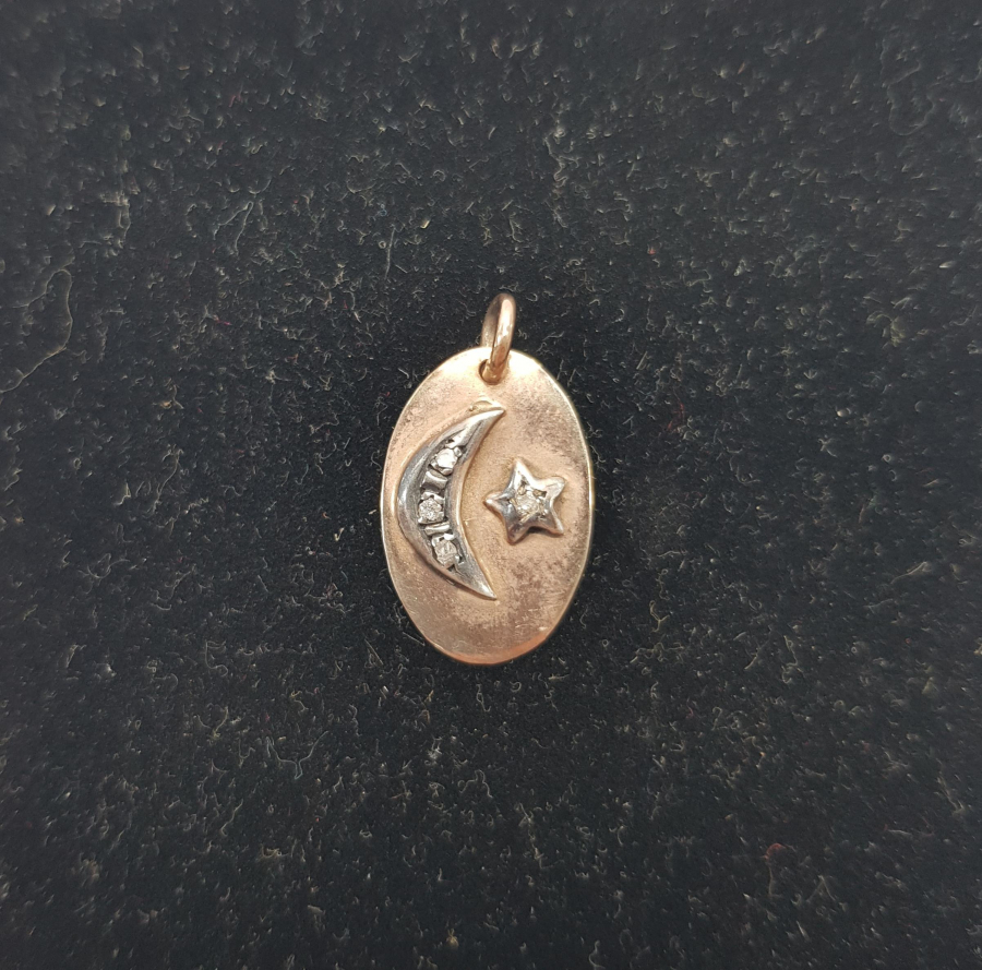 ELMAS TAŞLARLA SÜSLÜ AY YILDIZ BAYRAK MOTİFLİ ALTIN KOLYE UCU 