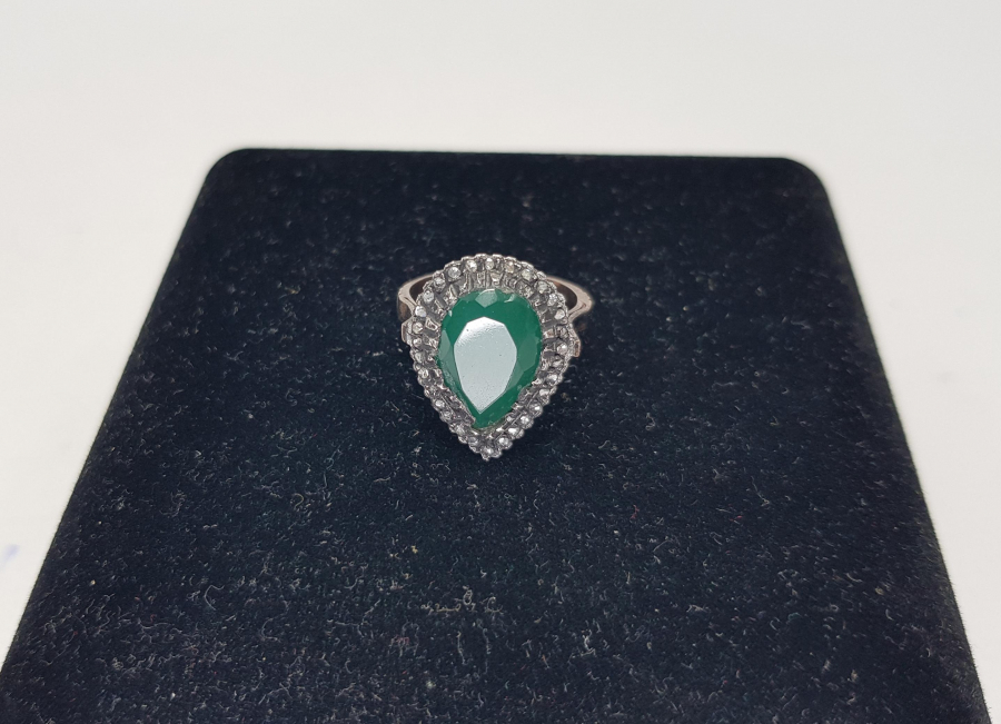 ELMAS TAŞLARLA SÜSLÜ ZÜMRÜT YÜZÜK 