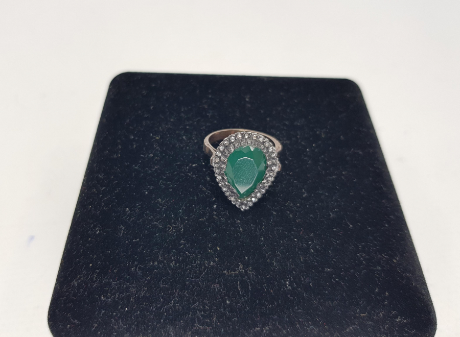 ELMAS TAŞLARLA SÜSLÜ ZÜMRÜT YÜZÜK 