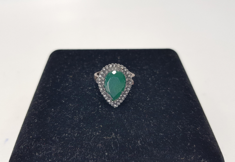 ELMAS TAŞLARLA SÜSLÜ ZÜMRÜT YÜZÜK 