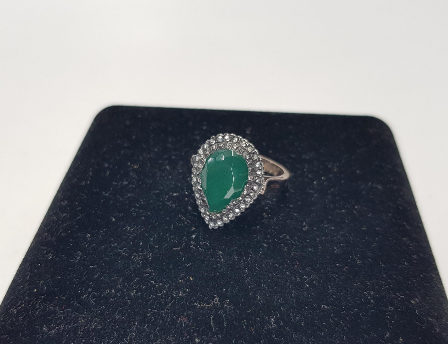 ELMAS TAŞLARLA SÜSLÜ ZÜMRÜT YÜZÜK 