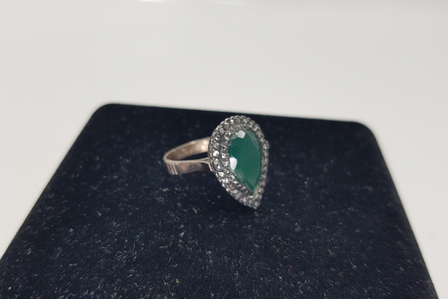 ELMAS TAŞLARLA SÜSLÜ ZÜMRÜT YÜZÜK 